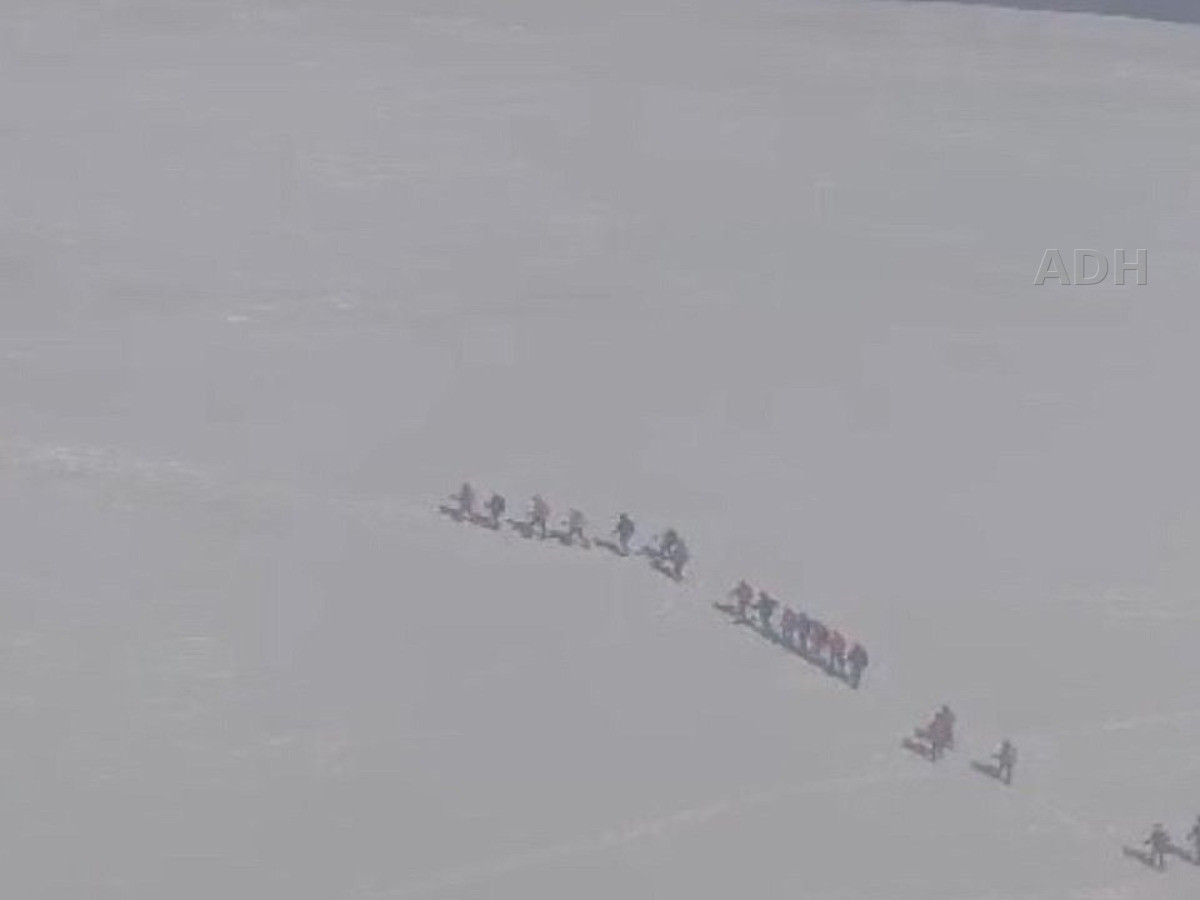 Fırtına ve soğuğa rağmen zirveye tırmandılar